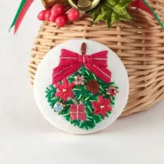クリスマスリーススワッグ刺繍ブローチor刺繍ヘアゴム　ハンドメイド　くるみボタン