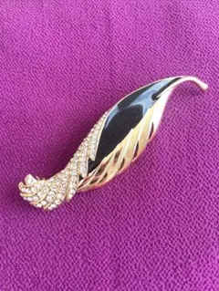 ブローチ　ゴールド系ブローチ　リーフブローチ　クリスタル付き