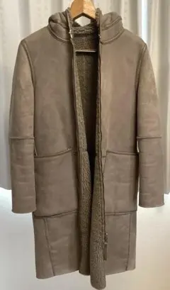 フード付きベージュロングコート