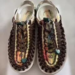 KEEN UNEEK（キーン ユニーク） 人気のタイダイ・レインボーカラー