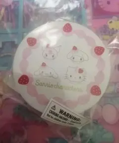 いちごホイップケーキデザインシリーズ　サンリオ　缶ケース＆シールセット