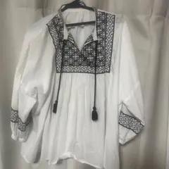 美品 アーバンリサーチドアーズ 長袖 コットン刺繍ギャザーブラウス 