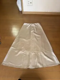 【ユニクロ】ペチコート付　サテンスカート　ゴールドベージュ