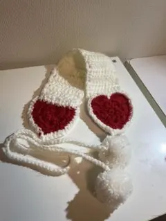 ハート型のポンポン付きイヤーマフ