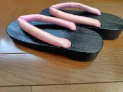 黒とピンクの木製下駄