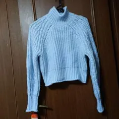 「値下げ」Ｈ&M 水色 ハイネック クロップドニットセーター