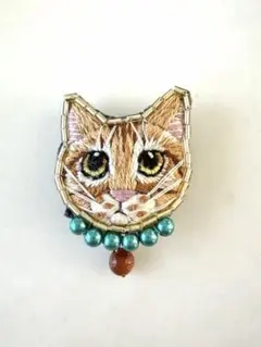 【旧作セール】白茶トラブローチ　猫刺繍　ハンドメイド　手刺繍