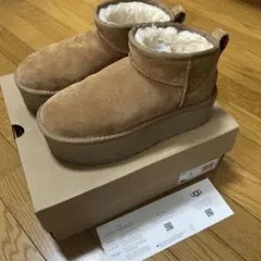 美品　ugg ブーツ　厚底　ベージュ　サイズ24 UGGの人気厚底ショートブーツに柔らかな“ベージュカラー”の新色