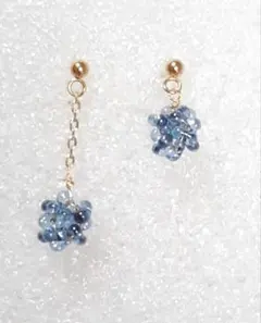 ファルファーレのフラワーボールのアシンメトリーピアス　ブルーラスター