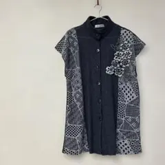 花柄刺繍付きダークグレーのノースリーブベスト　M〜L