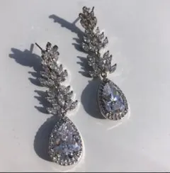 クリスタルドロップ型イヤリング