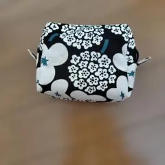花柄ポーチ 黒地 白