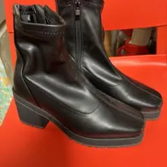 ジッパー付きブラックショートブーツ