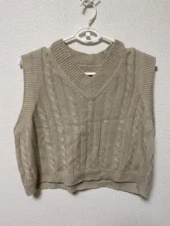 ベージュ Vネック ケーブル編み ニットベスト　Mサイズ