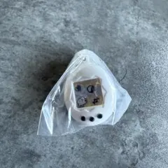 たまごっち　ガチャ　シャカシャカチャームコレクション　白　くちぱっち