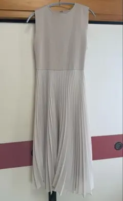 ミラオーウェンノースリーブプリーツワンピース ライトグレー
