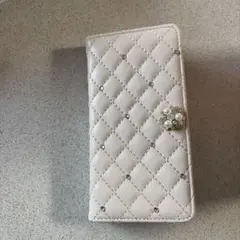 ホワイトキルティングiPhone17用手帳型ケース