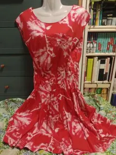 赤い花柄ノースリーブワンピース