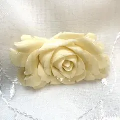 ヴィンテージブローチ 白珊瑚 薔薇彫刻 ホワイトローズ サンゴ バラ花 上品①