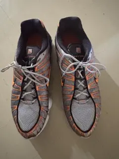 Nike Shox グレー/オレンジ スニーカー