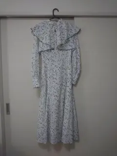 フリル付き花柄ロングワンピース