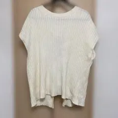フレンチスリーブのニットトップス