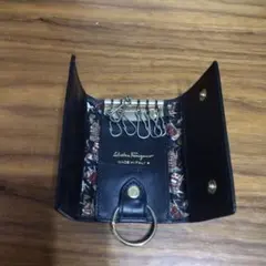 Salvatore Ferragamo レザーキーケース