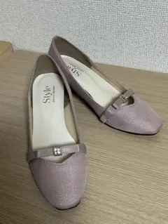 リボン付きピンク低ヒールパンプス