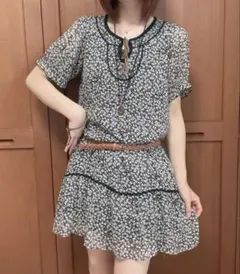 【b】page boy ブラック ホワイト 小花柄 半袖ミニワンピースのサムネイル