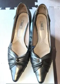 Pitti メタリックグレー ツイストデザインパンプス　23.5cm