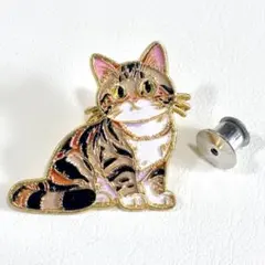 猫 ピンバッジ 茶トラ ブローチ ゴールド ねこ 座り姿 動物 ラペルピンのサムネイル