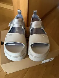 『値引き中』UGG emmiグレー　サンダル