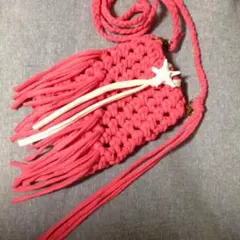 ビビットピンクが可愛いスマホショルダー