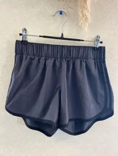 adidas グレー ショートパンツ