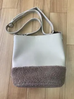 ショルダーバッグ　ベージュ　茶色