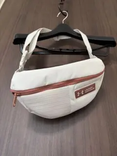 UNDER ARMOUR ボディバッグのサムネイル