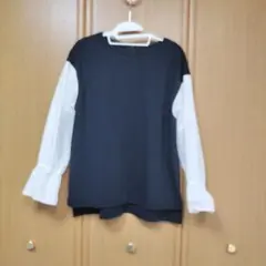 黒と白のフリル付き長袖シャツ