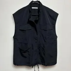 黒いノースリーブベスト