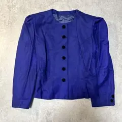 ノーカラー紫ジャケット 黒ボタン付き