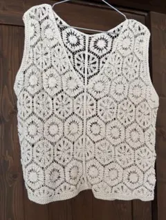 透かし編みアイボリーVネックベスト