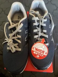 ネイビー スニーカー