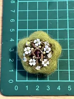 ハンドメイド フェルトとビーズのフラワーブローチ