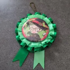 ツイステ　トレイ・クローバーおめかしバースデーロゼット風缶バッジホルダーとバッチ