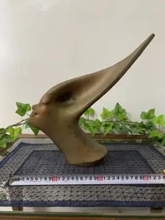 金色の抽象的な顔のオブジェクト