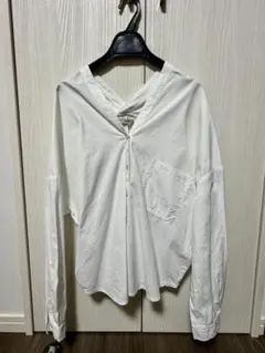 mystic ホワイト 長袖シャツ Vネック 肩を落として着用