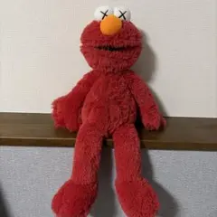KAWS × Sesame Street エルモ ぬいぐるみのサムネイル