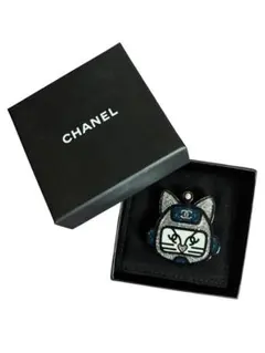 CHANEL キャットモチーフ キーホルダー ブルーラインストーン - メルカリ