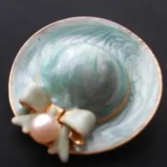 〈美品〉帽子モチーフブローチ　パール風装飾のサムネイル