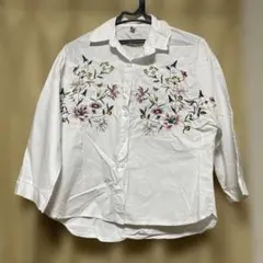 花柄刺繍 ホワイトシャツ（ZARA）