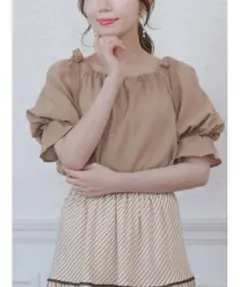 美品Areeamアリーム　ショルダーリボンブラウス　ベージュ　シャツ　カットソーのサムネイル